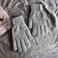 Gros plan de gants d'hiver en tricot gris avec étiquette Classic et bouts tactiles - Gris