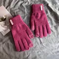 Dettaglio guanti touchscreen in maglia rosa fragola con fodera morbida e etichetta in pelle - Prugna