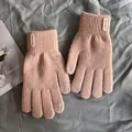 Gros plan de gants tactiles en tricot rose avec étiquette classique et poignets côtelés - Rose