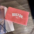 Gros plan détaillé du bandeau en maille rose avec lettrage Boston 1630 en relief - Rose Orangé