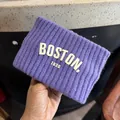 Détail du bandeau en maille violette avec broderie blanche BOSTON 1630 en relief - Violet