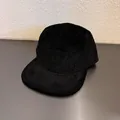 Dettaglio della trama in velluto a coste nero di un cappellino 5-panel a tesa piatta - Regolabile / Nero