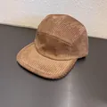 Dettaglio del berretto 5-panel in velluto a coste marrone con visiera piatta - Regolabile / Cammello