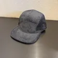 Dettaglio del tessuto in velluto a coste grigio scuro e cuciture di un cappello 5-panel - Regolabile / Grigio