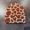 Primo piano dettagliato del berretto in maglia con motivo a giraffa e risvolto - M / Motivo Giraffa / Arancione Beige