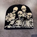 Dettaglio del berretto in maglia nera con motivo jacquard a teschio bianco per Halloween - M / Nero e Teschio Cachi