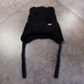 Detalle del gorro de peluche negro con orejas de gato, bordado TX★R y orejeras largas - M (54-59cm) / Negro