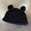 Dettaglio cappello nero in maglia spessa fatto a mano con orecchie da orso carine - M / Nero