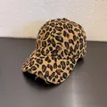 Dettaglio del cappello leopardato vintage con bordi usurati e texture in tela retrò - Regolabile / Giallo