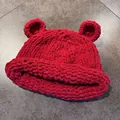 Dettagli della trama in maglia rossa con orecchie da orso e spessa finitura all'uncinetto - M / Borgogna