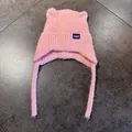 Detalle del gorro de punto rosa con orejas de gato, textura de felpa y etiqueta de la marca - M (54-59cm) / Rosa