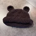 Dettaglio del cappello in maglia marrone scuro con orecchie da orso e texture morbida - M / caffè