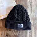 Berretto da uomo in maglia a trecce nere con calda fodera in pile e toppa con logo - M (55-60cm) / Nero