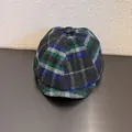Gedetailleerd bovenaanzicht van een geruite baret in groen, blauw en grijs dikke wol - Maat M (55-59cm) / Grijs Groen Geruit