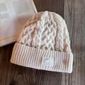 Berretto invernale da uomo in maglia beige con motivo a trecce e morbida fodera in pile - M (55-60cm) / Bianco avorio