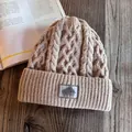 Berretto da uomo in maglia a trecce color avena con fodera calda e toppa - M (55-60cm) / Kaki