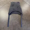 Detalle del gorro de punto gris con orejas de gato, parche de estrella y cintas suaves - M (54-59cm) / Gris