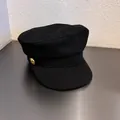 Πλάγια όψη μαύρου μάλλινου καπέλου με ανάγλυφη υφή και χρυσό μεταλλικό κουμπί - M (55-59cm) / Μαύρο