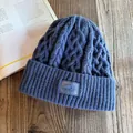 Berretto invernale da uomo in blu scuro con maglia a trecce e toppa in pelle marrone - M (55-60cm) / Blu scuro