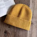 Dettaglio del berretto in maglia giallo zenzero con motivi a coste verticali - M / Giallo
