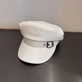 Details einer weißen PU-Leder-Schirmmütze mit Schnallenriemen und feiner Textur - M / Weiß