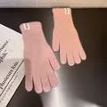 Detailaufnahme rosa Strickhandschuhe aus Kaninchenfell mit weicher Textur und Bund - Einheitsgröße / Rosa