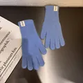 Detailaufnahme der blauen Strickhandschuhe aus Kaninchenfell mit weicher Plüschtextur - Einheitsgröße / Blau