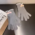 Dettaglio guanti in maglia grigio scuro con fiocchi rosa, perle e bordi in peluche - Grigio