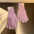 Detailaufnahme der lavendelfarbenen Strickhandschuhe mit Plüschtextur und Etikett - Einheitsgröße / Lila