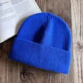 Dettaglio ravvicinato della trama del berretto in maglia blu con coste verticali - M / Blu Zaffiro