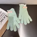 Dettaglio guanti in maglia verde menta con polsini in pelliccia, fiocchi rosa e perle - Verde Menta