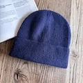 Dettaglio della trama a coste blu scuro e del risvolto ampio del berretto di maglia - M / Blu navy