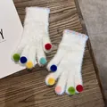 Nahaufnahme weißer Plüschhandschuhe mit bunten Bommeln und weicher Felltextur - Einheitsgröße / Weiß