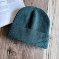 Dettaglio della texture a maglia a coste verde scuro e dell'ampio risvolto del berretto - M / Verde Scuro