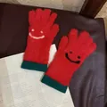 Détail de gants en peluche rouge avec broderie sourire et poignets côtelés verts - Taille unique / Rouge