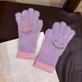 Détail de gants en tricot pelucheux violets avec texture douce et broderie smiley - Taille unique / Violet