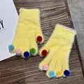 Nahaufnahme der hellgelben Plüschhandschuhe mit bunten Bommeln an den Fingerspitzen - Einheitsgröße / Gelb