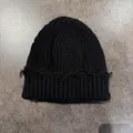 Dettaglio del berretto in maglia a nido d'ape nero con bordi sfrangiati e coste - M (54-59cm) / Nero
