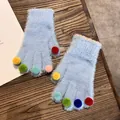 Detailierte Textur hellblauer Plüschhandschuhe mit bunten Pompons an den Fingerspitzen - Einheitsgröße / Blau