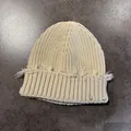 Dettaglio del berretto in maglia beige che mostra strappi e bordi sfrangiati retrò - M (54-59cm) / Beige