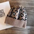 Détail du bonnet en maille léopard montrant la texture douce en fausse fourrure et bord - Café
