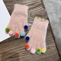 Detail von rosa Plüschhandschuhen mit bunten Bommeln an den Fingern und Streifenbündchen - Einheitsgröße / Khaki