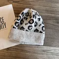 Détail du bonnet en tricot léopard avec texture pelucheuse et bord inférieur côtelé - Poche zippée