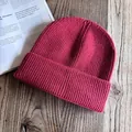Berretto in maglia a coste rosa scuro con un elegante risvolto largo invernale - M / Rosa Antico
