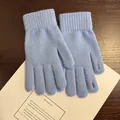 Detailansicht hellblauer Strickhandschuhe mit dicken Rippbündchen für Winterwärme - Einheitsgröße / Blau