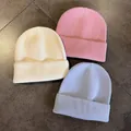 Berretti minimalisti in maglia a coste in crema, rosa e azzurro per l'inverno - M / Celeste