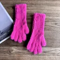 Detailaufnahme der leuchtend rosa flauschigen Strickhandschuhe mit warmem Kunstpelz-Material - Fuchsia