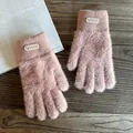 Detailansicht der rosa flauschigen Winterhandschuhe mit Rippbündchen und Elch-Lederpatch - Einheitsgröße / Rosa
