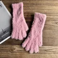 Detailansicht der flauschigen rosa Kunstpelz-Handschuhe auf einem rustikalen Holztisch - Dunkelrosa