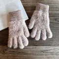 Detailansicht dicker Plüschhandschuhe mit Rippbündchen und Rentier-Lederpatch in Rosa - Einheitsgröße / Khaki